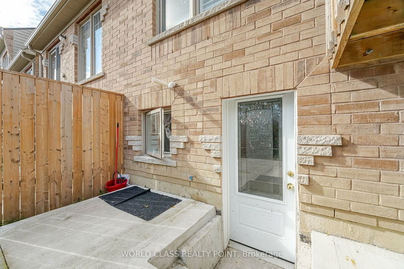 34 Davenfield Circ  Brampton, L6P 4M2 | Image 33