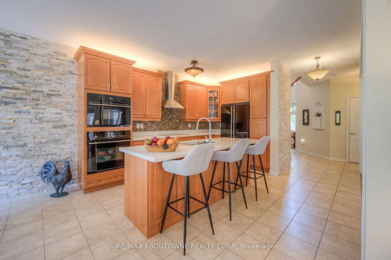 2386 Wasaga Dr  Oakville, L6H 0B7 | Image 2