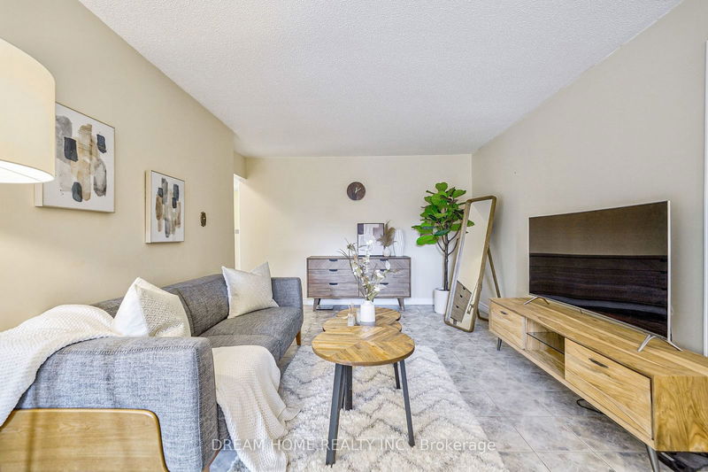 4066 Renfrew Cres  Mississauga, L5L 4J8 | Image 1