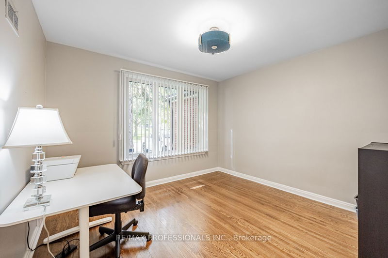 54 Robin Hood Rd  Toronto, M9A 2W8 | Image 10