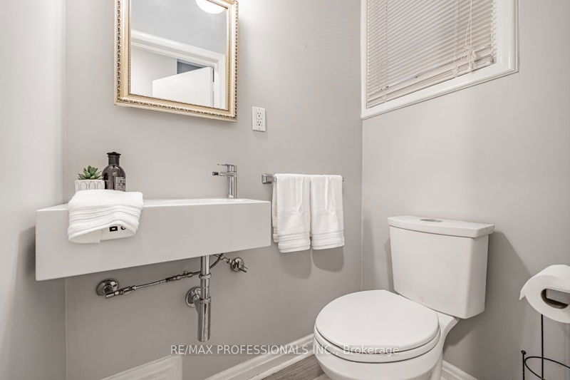 54 Robin Hood Rd  Toronto, M9A 2W8 | Image 11