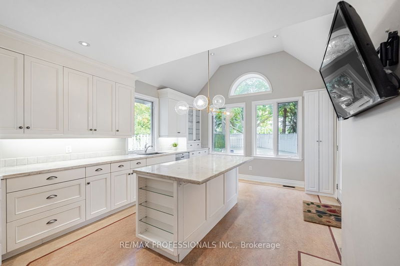 54 Robin Hood Rd  Toronto, M9A 2W8 | Image 13