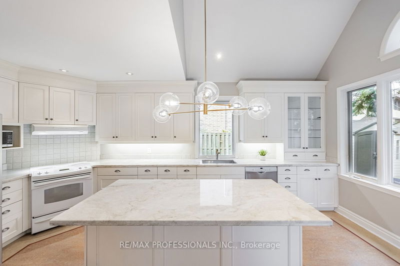 54 Robin Hood Rd  Toronto, M9A 2W8 | Image 14