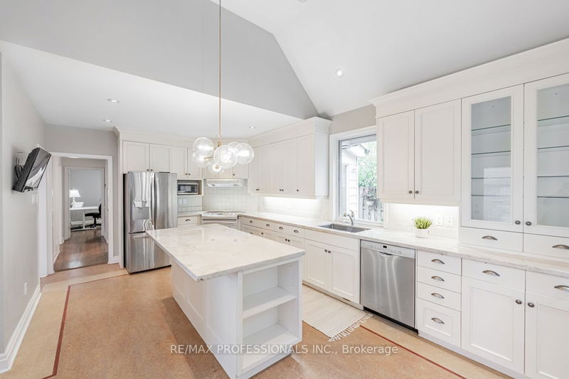 54 Robin Hood Rd  Toronto, M9A 2W8 | Image 15