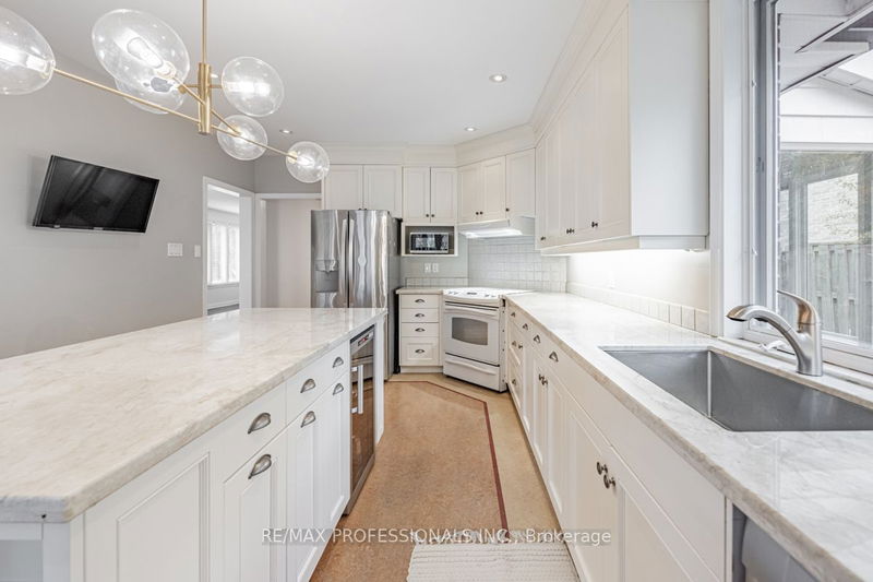 54 Robin Hood Rd  Toronto, M9A 2W8 | Image 16