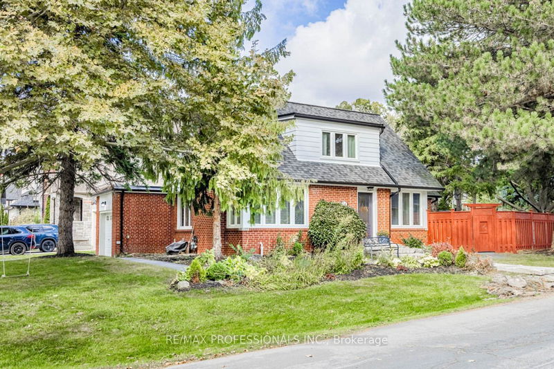 54 Robin Hood Rd  Toronto, M9A 2W8 | Image 2