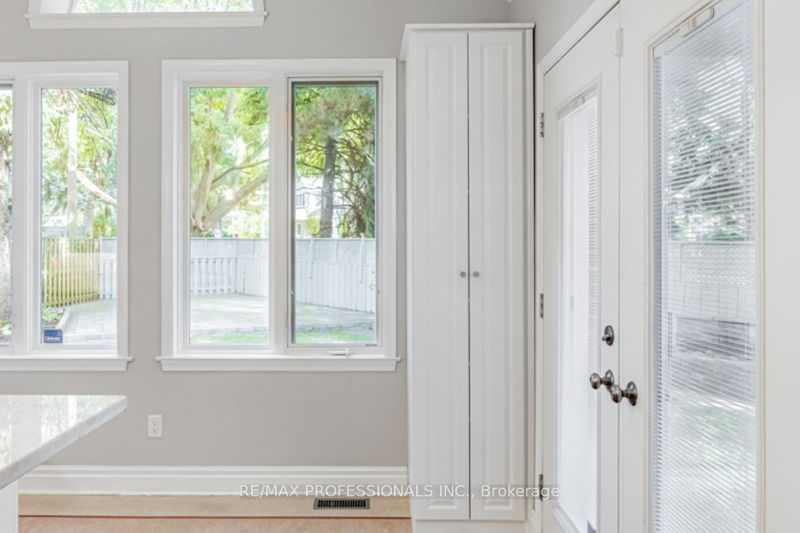 54 Robin Hood Rd  Toronto, M9A 2W8 | Image 21