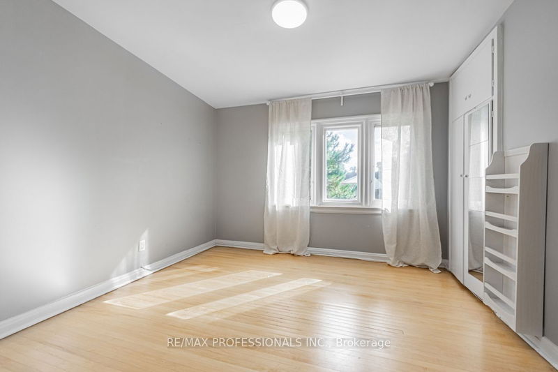 54 Robin Hood Rd  Toronto, M9A 2W8 | Image 22