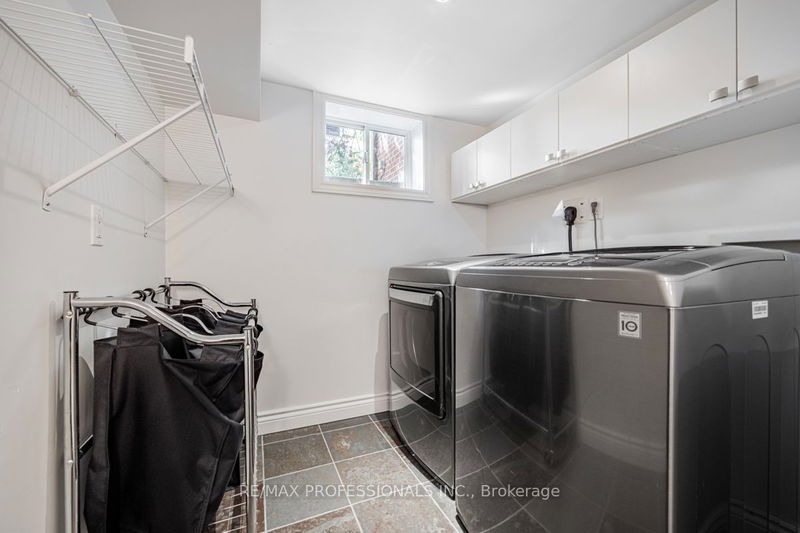 54 Robin Hood Rd  Toronto, M9A 2W8 | Image 33