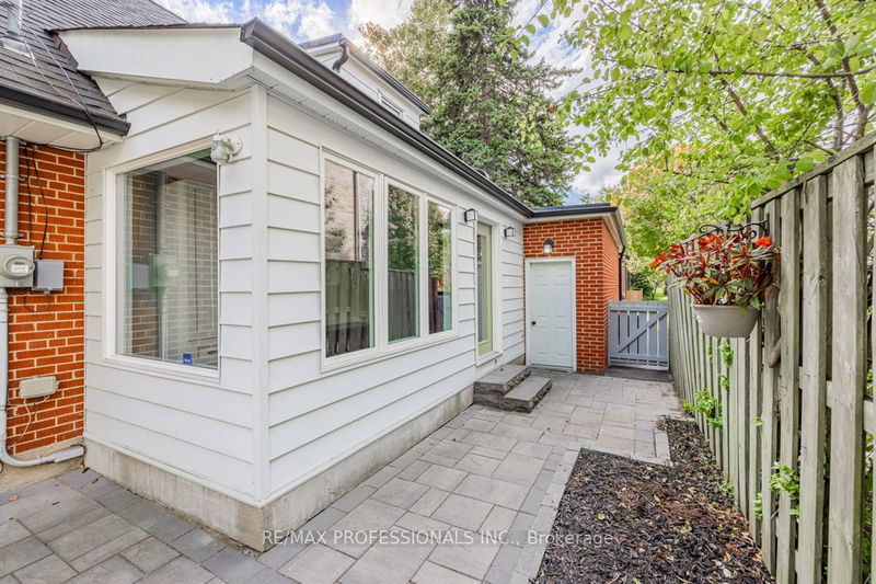 54 Robin Hood Rd  Toronto, M9A 2W8 | Image 36