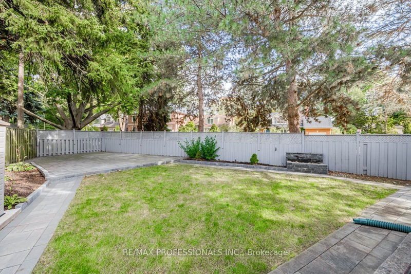 54 Robin Hood Rd  Toronto, M9A 2W8 | Image 37