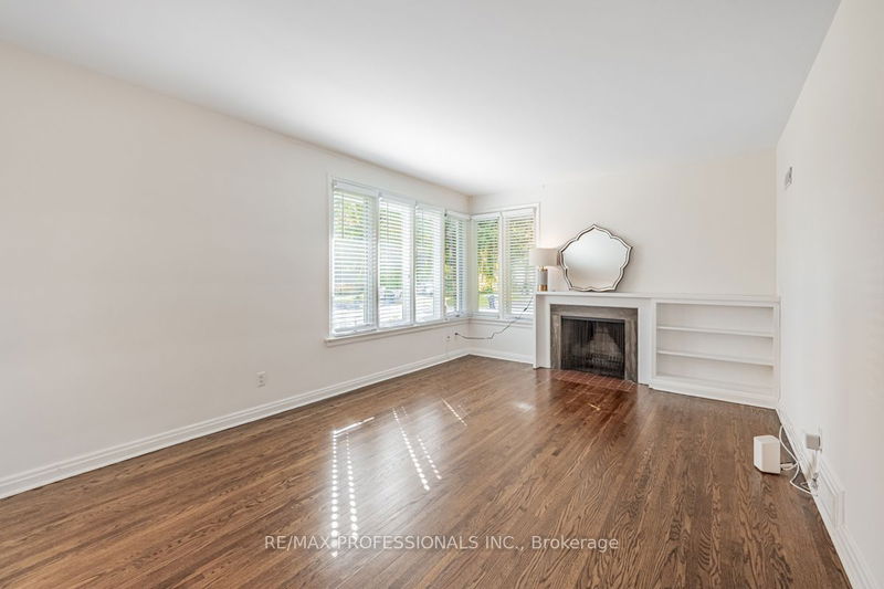 54 Robin Hood Rd  Toronto, M9A 2W8 | Image 5