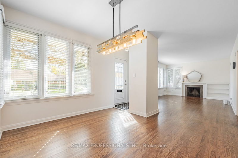 54 Robin Hood Rd  Toronto, M9A 2W8 | Image 6