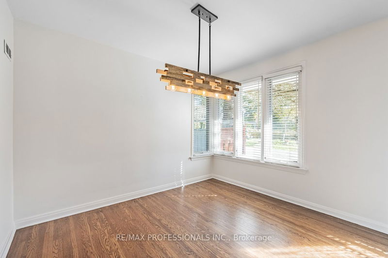 54 Robin Hood Rd  Toronto, M9A 2W8 | Image 7