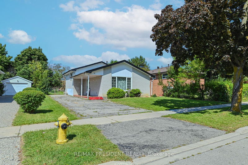 14 Milkwood Ave  Toronto, M9V 1M1 | Image 2