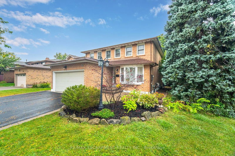 70 Lakecrest Tr  Brampton, L6Z 1S6 | Image 2