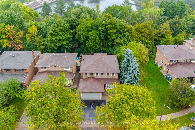 70 Lakecrest Tr  Brampton, L6Z 1S6 | Image 3