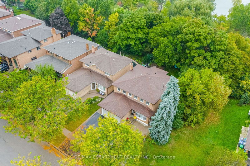 70 Lakecrest Tr  Brampton, L6Z 1S6 | Image 4