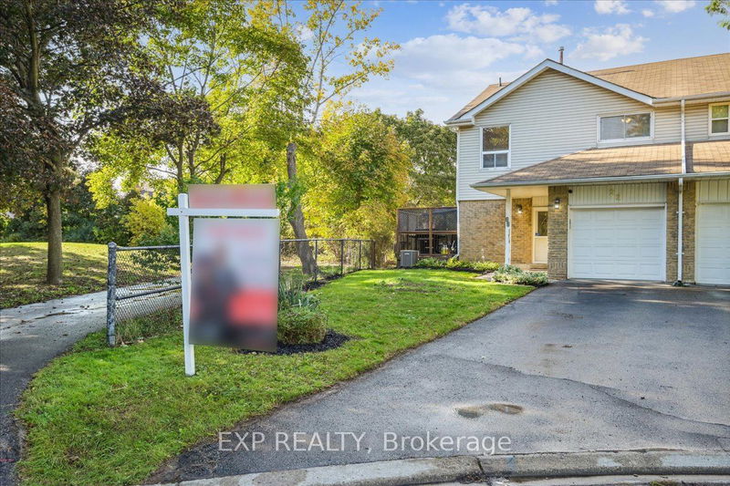 22 Amberwood Sq  Brampton, L6Z 1G3 | Image 2