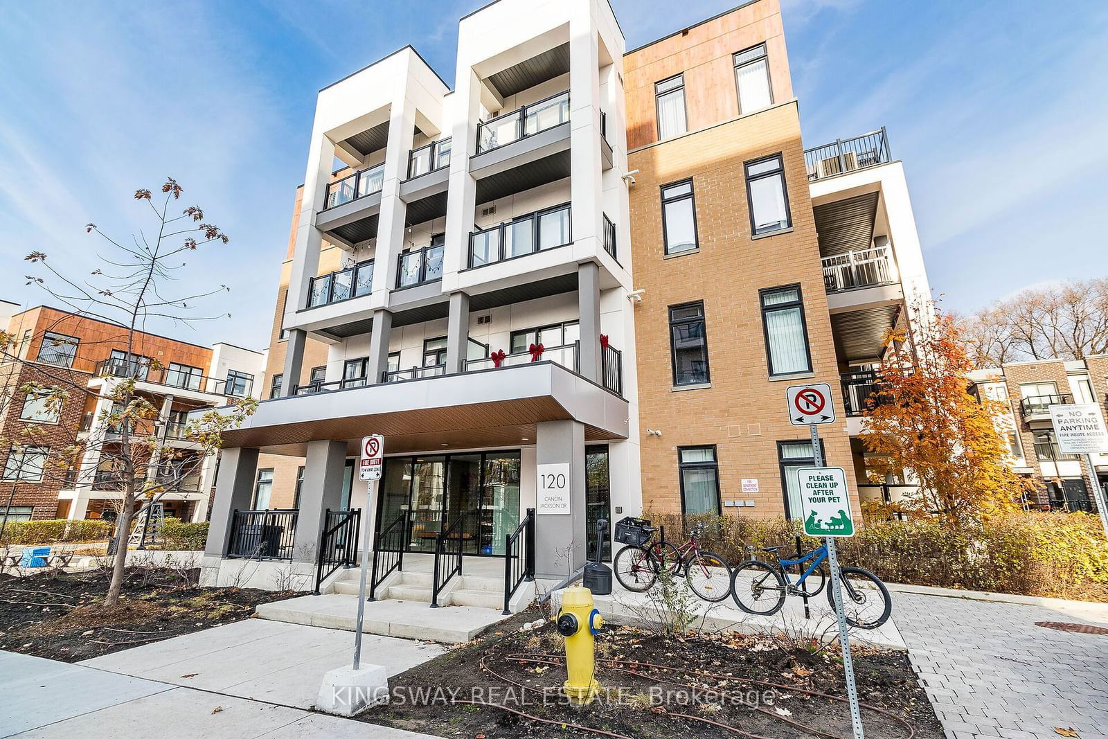 Townhouse sold at 101-120 Canon Jackson Drive, Toronto, Brookhaven-Amesbury, M6M 0B8 - MLS: W9398876