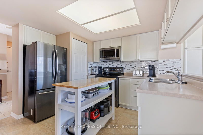  910 - 101 Subway Cres  Toronto, M9B 6K4 | Image 2