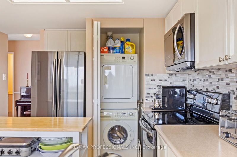  910 - 101 Subway Cres  Toronto, M9B 6K4 | Image 4