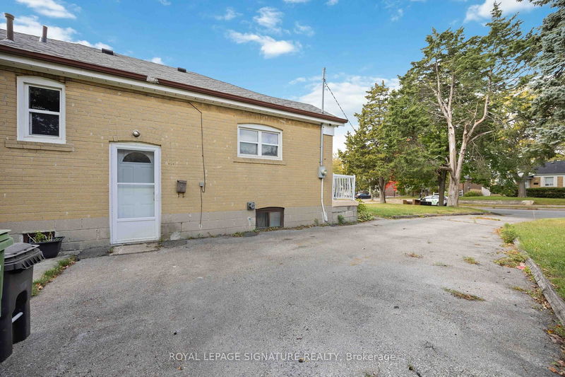 11 Flamingo Cres  Toronto, M6M 4E9 | Image 21