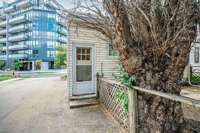 9 Avon Park Dr  Toronto, M8Z 3X3 | Image 12