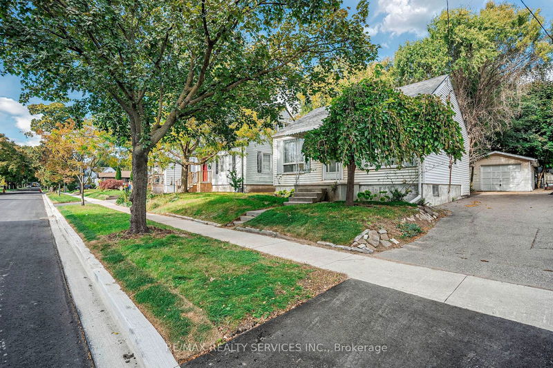 9 Avon Park Dr  Toronto, M8Z 3X3 | Image 4