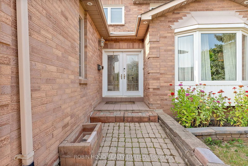 22 Strangway Crt, Brampton, L6Z 4L4 | Image 3