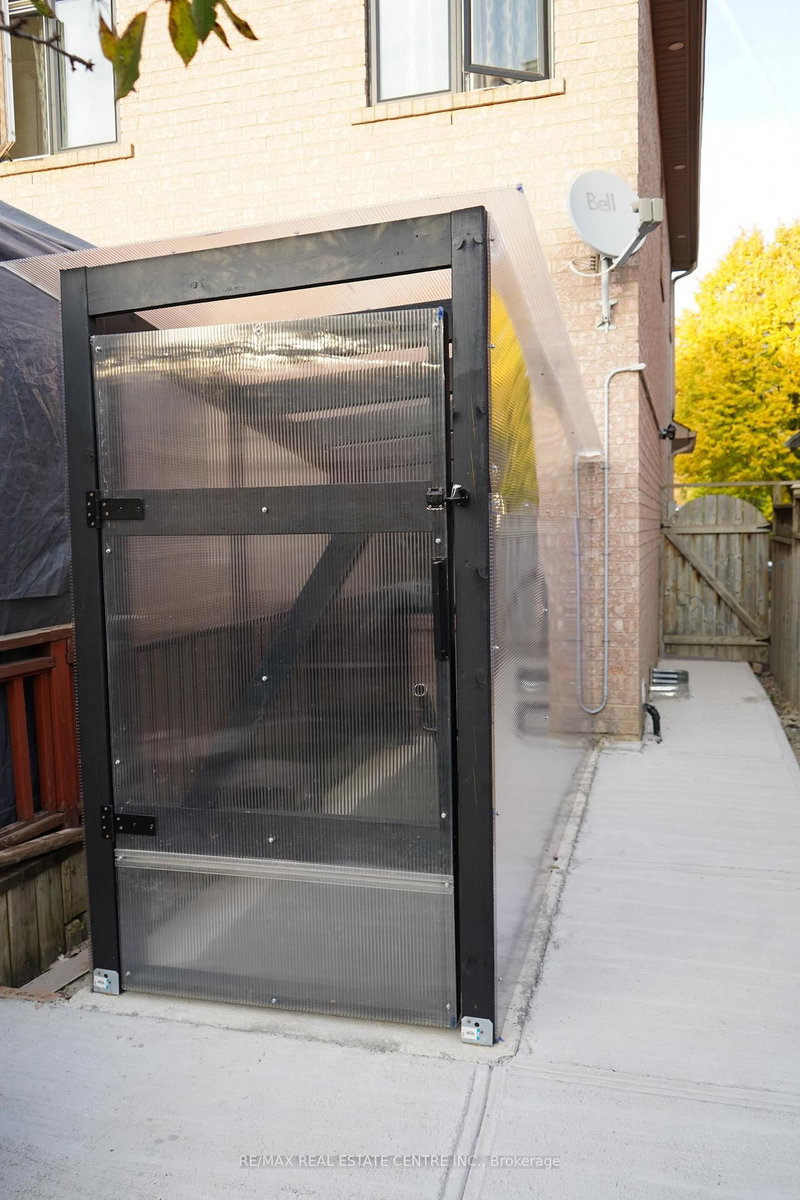 46 Lakefield Rd, Brampton, L7A 1W6 | Image 2