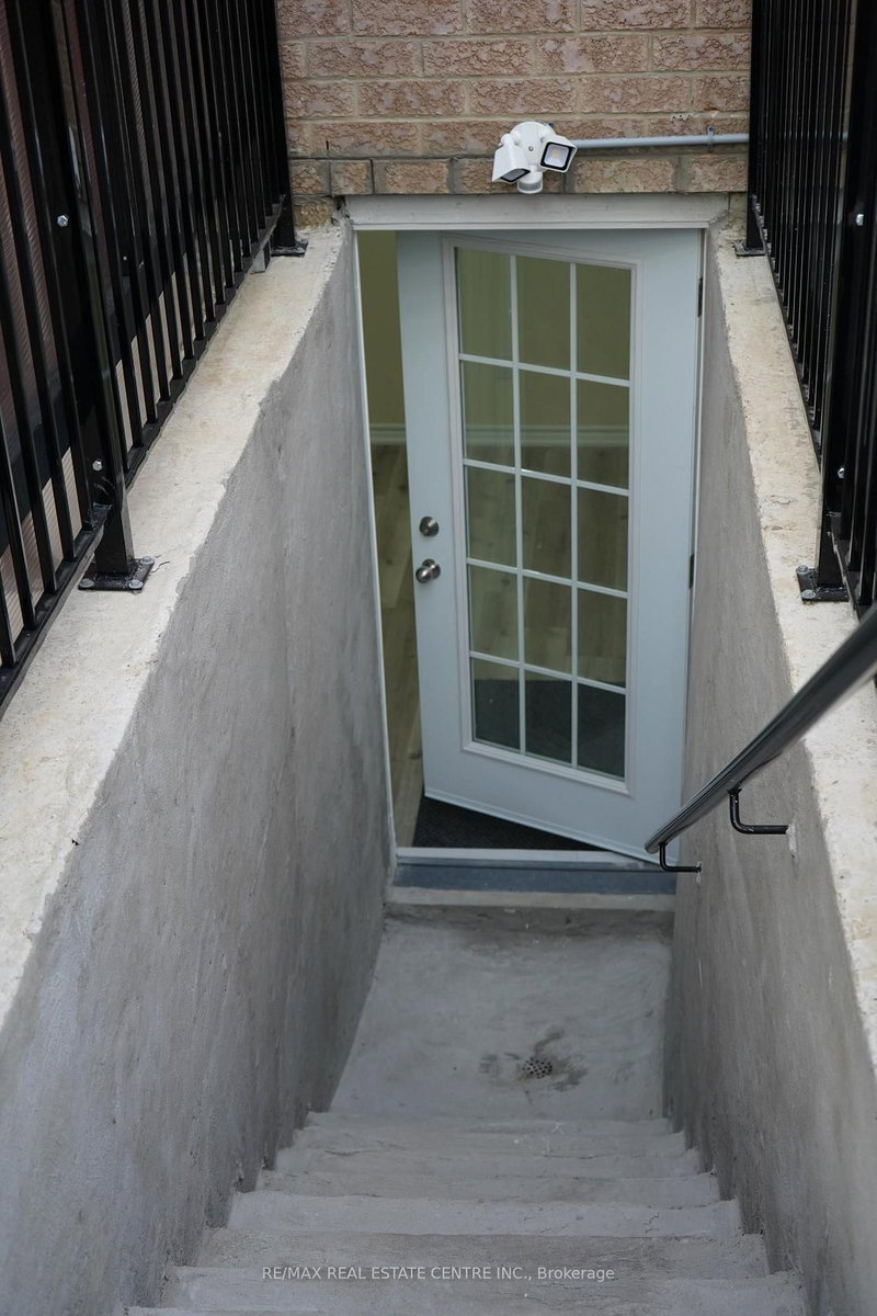 46 Lakefield Rd, Brampton, L7A 1W6 | Image 3