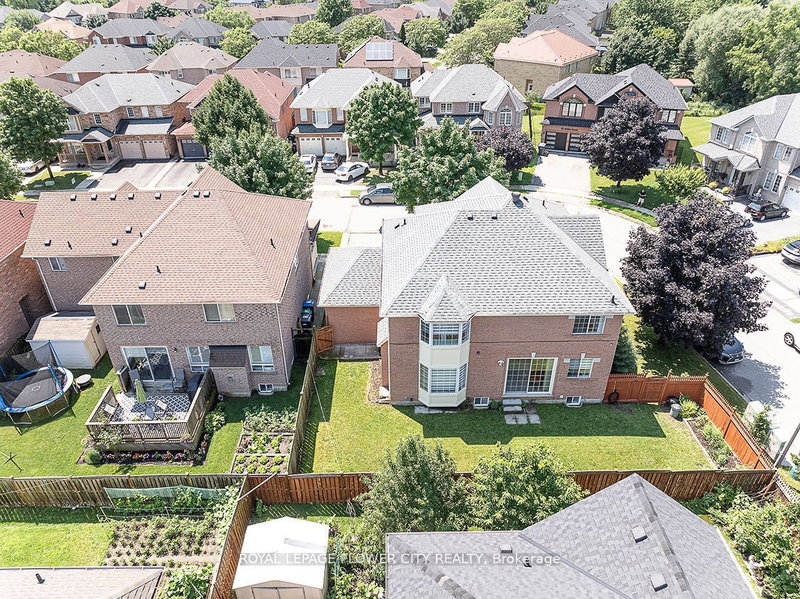 19 Maldives Cres N, Brampton, L6P 1L5 | Image 2