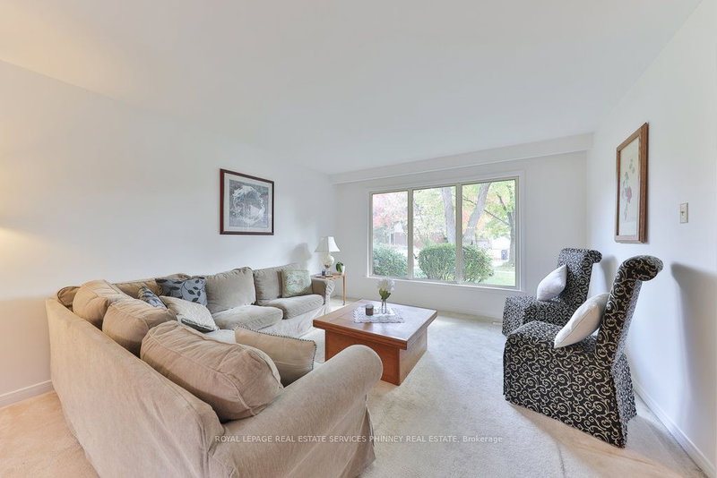 981 Valdese Dr, Mississauga, L5C 2Z5 | Image 2