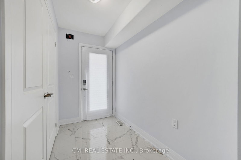 2122 Royal Gala Circ, Mississauga, L4Y 0H2 | Image 3