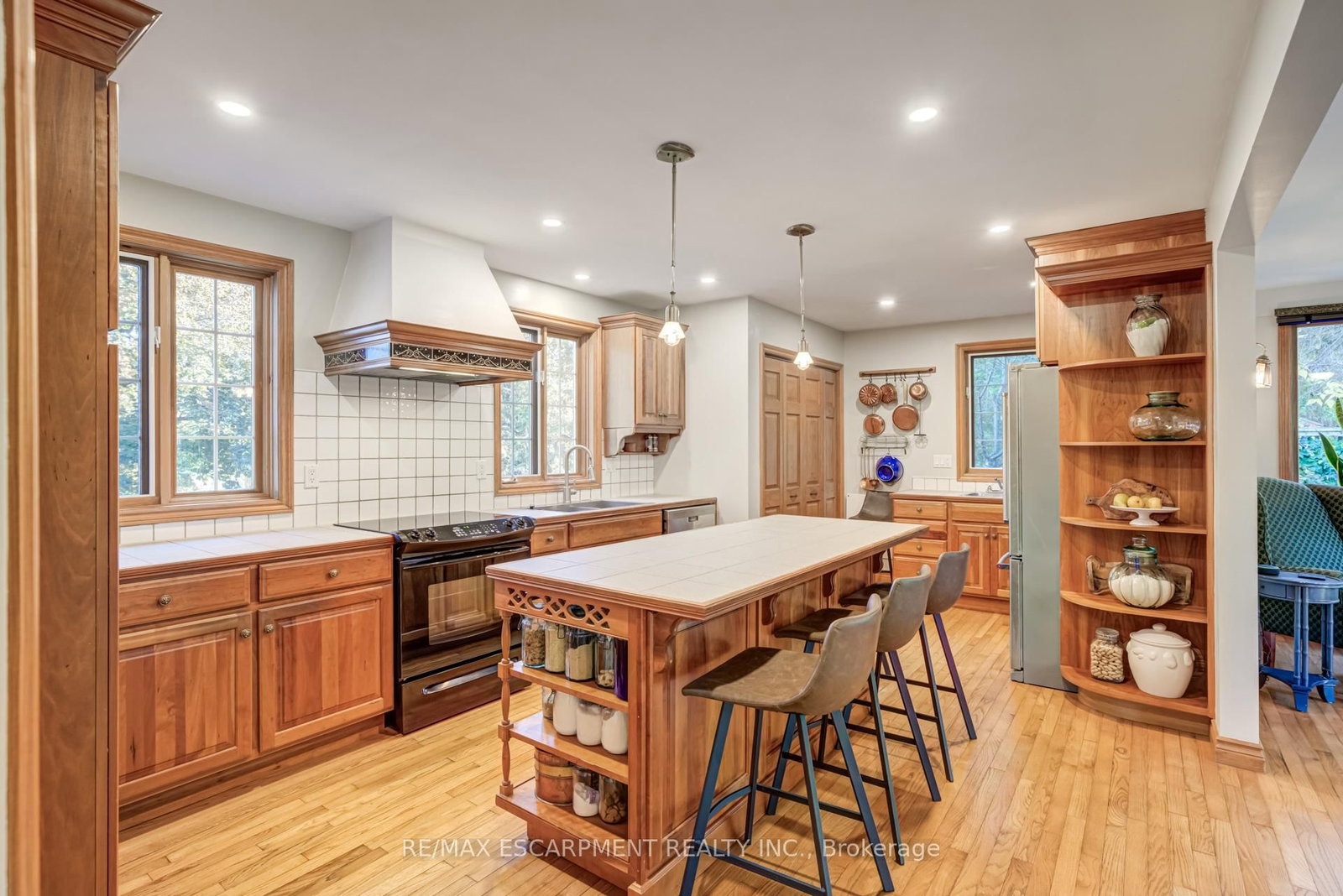Listing Image 8