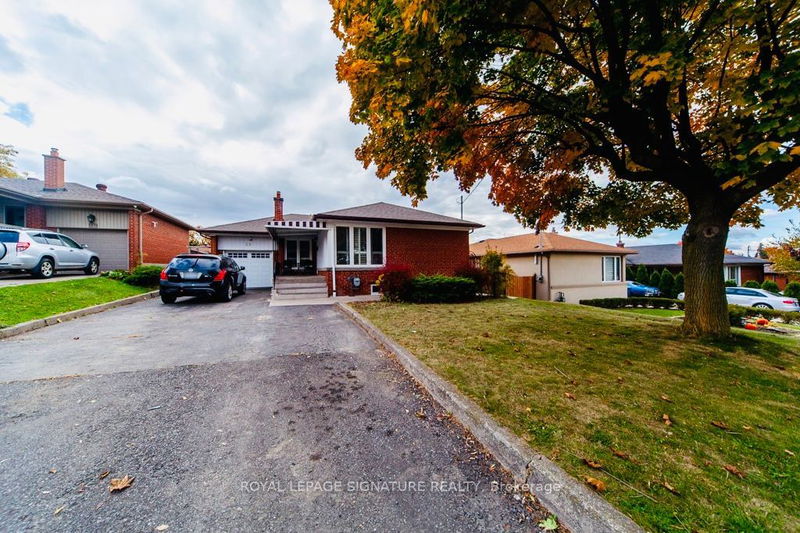 35 Deevale Rd, Toronto, Ontario (MLS W9513586)