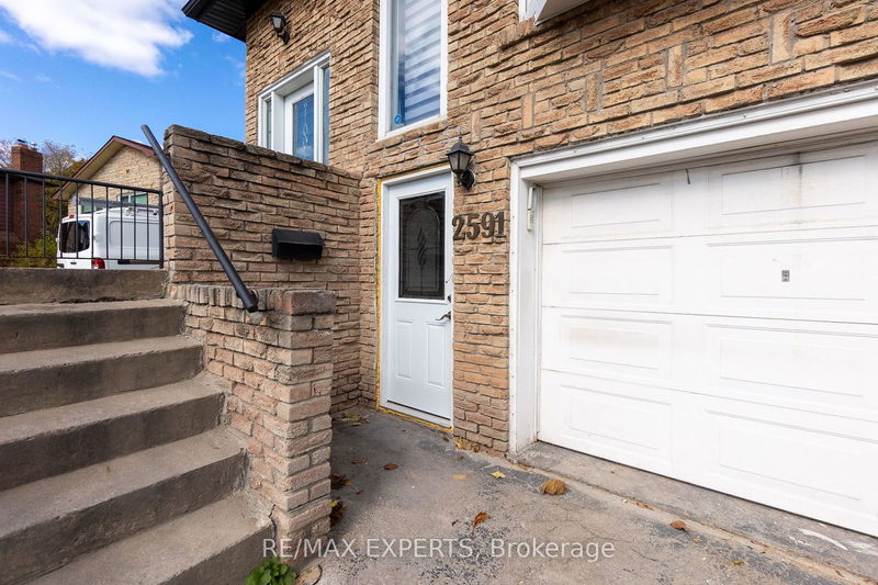 home for lease on LOWER-2591 Kingsberry Crescent
