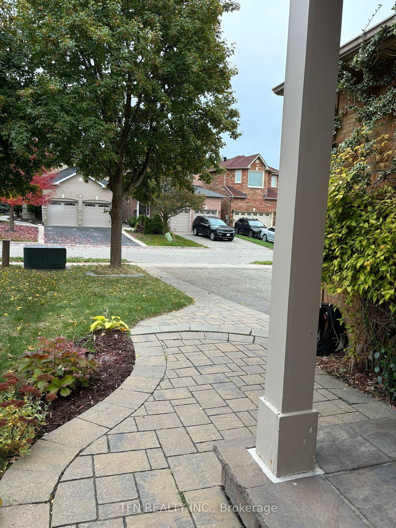 BSMT - 851 Clemens Cres, Mississauga, L5V 2S8 | Image 3