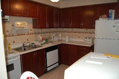 30 Wickstead Crt, Brampton, L6R1N8 | Image 3