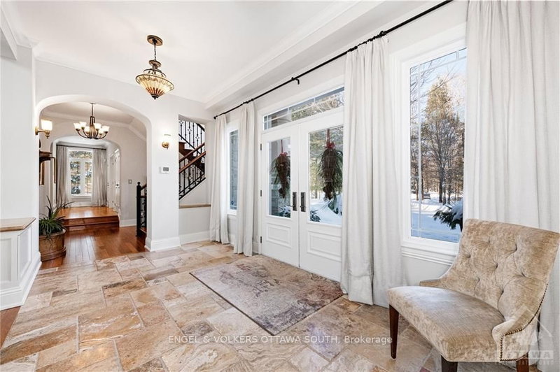 5800 QUEENSCOURT Cres, Ottawa, K4M 1K3 | Image 3