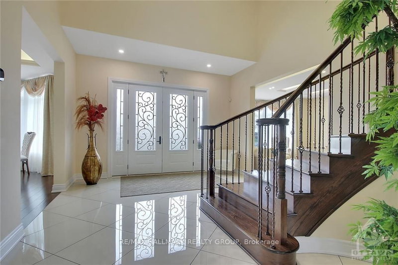 699 BALLYCASTLE Cres, Ottawa, K1X 0A4 | Image 2