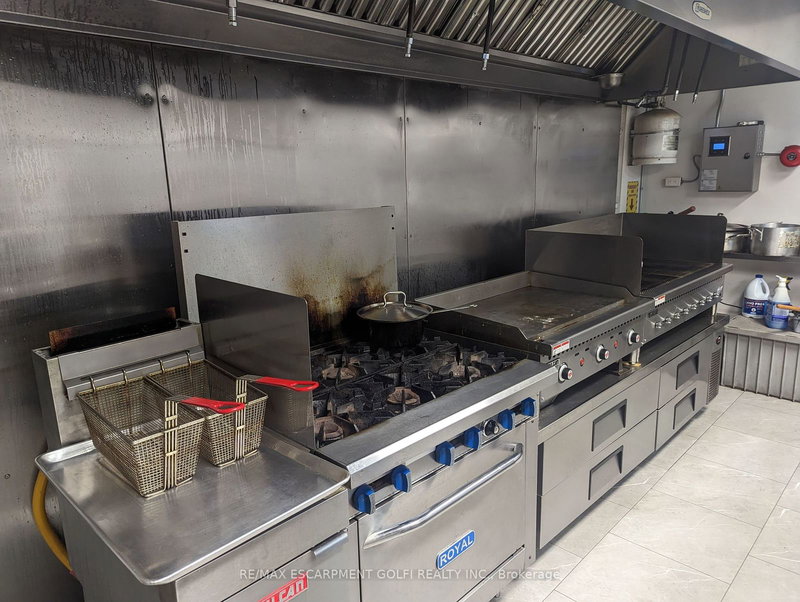 2 - 6710 Drummond Rd, Niagara Falls, L2G 4P1 | Image 3