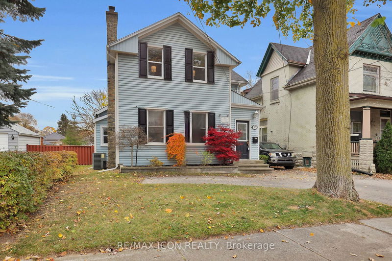 home for sale on 905 Dufferin Avenue