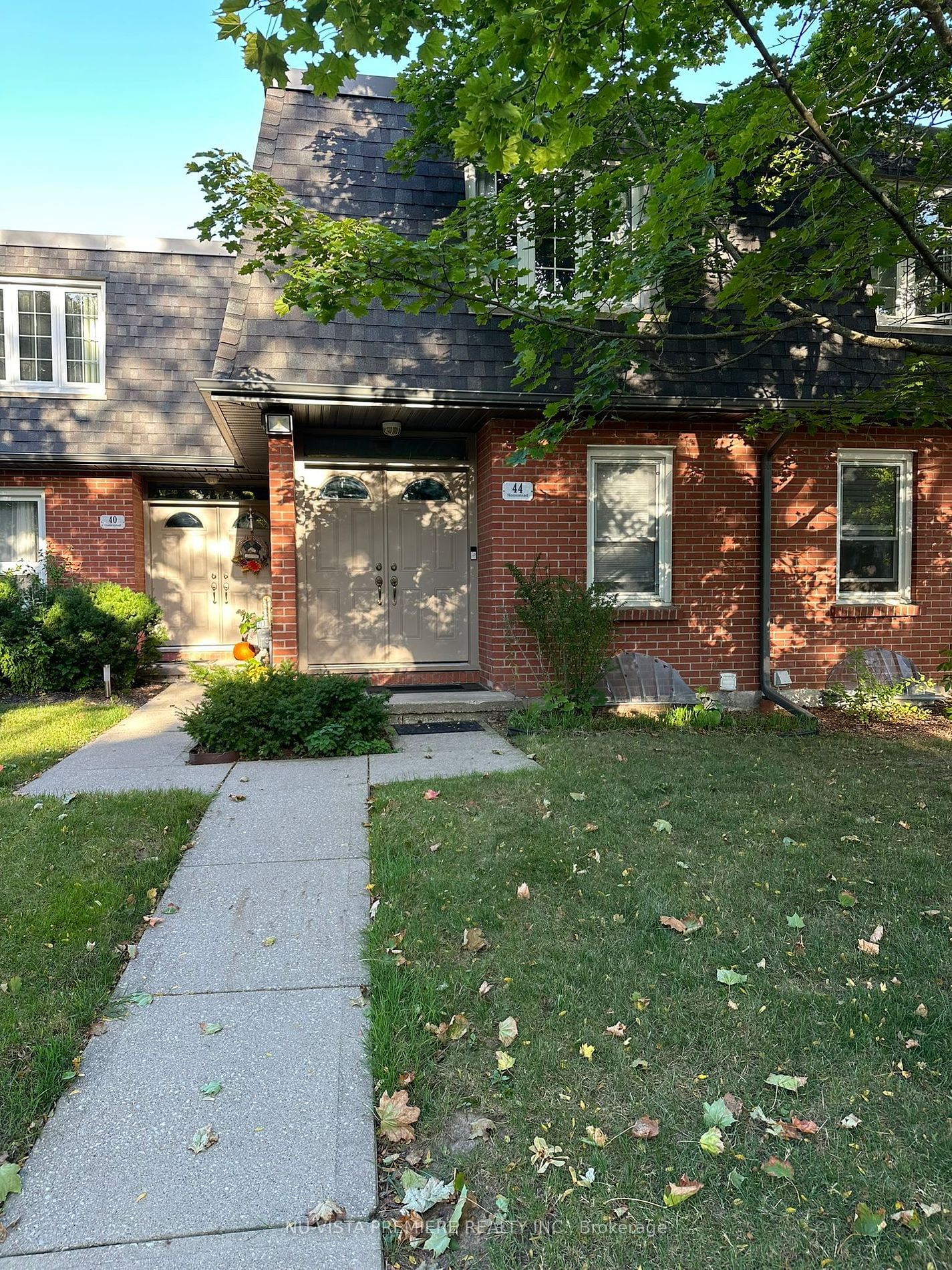 Building in 44 HOMESTEAD Crescent