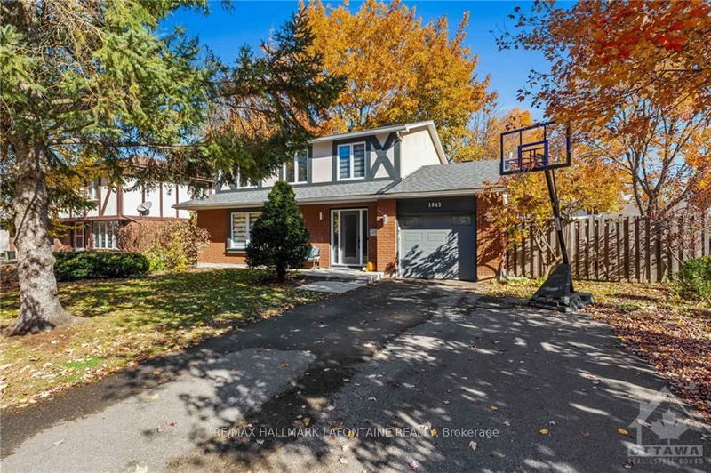 home for sale on 1945 OAKDEAN Crescent