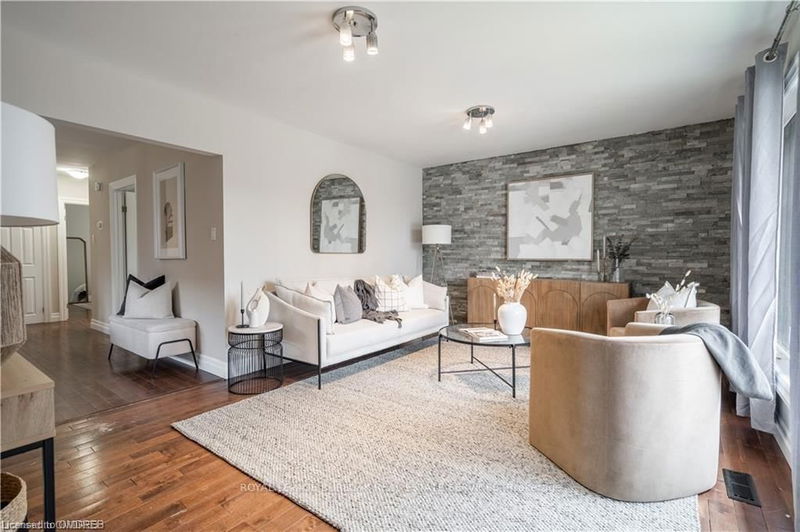 home for lease on Upper-34 Briarwood Crescent