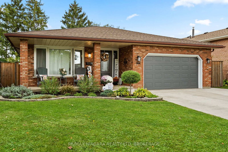 104 Whiteoak Cres, Welland, L3C 6E6 | Image 2