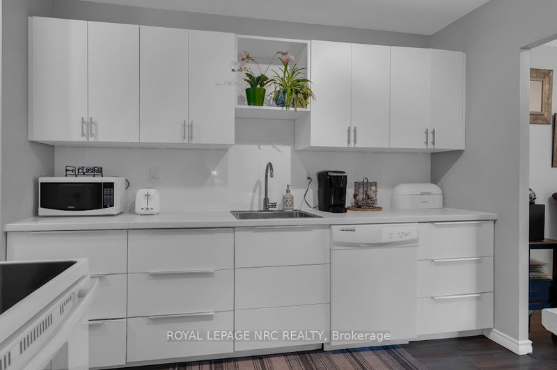 182 - 17 Old Pine Tr, St. Catharines, L2M 6P9 | Image 2