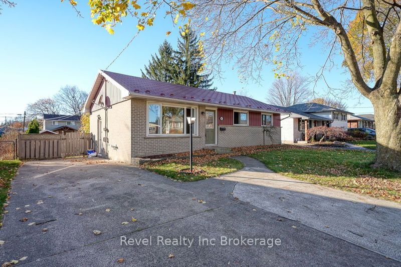 home for sale on 82 Lyndale Crescent